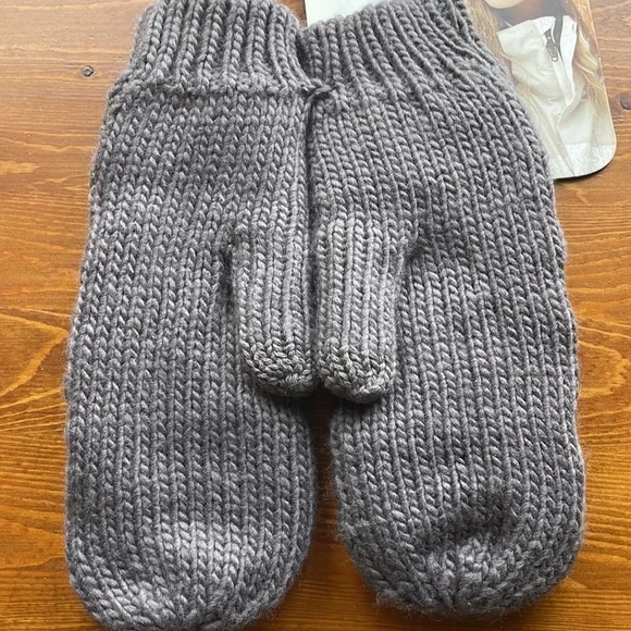 Layer 8 Knit Mittens - Picture 2 of 4